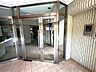 エントランス：オートロックにカメラが付いていて室内から来訪者の顔を確認できます。