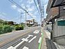 周辺：本マンションの目の前の道路。車通りや人通りもある程度あるので防犯面でも安心できると思います。