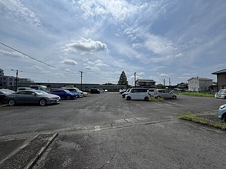 マンション敷地内駐車場、専用駐車場1台付きです(月額400円)