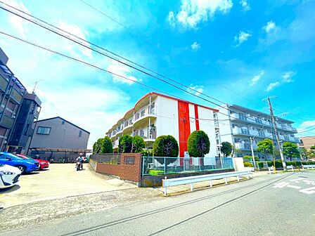 3階建ての低層マンション。南側から遮るものがなく、陽当たりが確保された物件です。