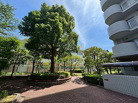 落ち着いた色合いで、周囲の街並みに馴染む外観です。