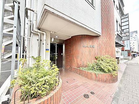 落ち着いた佇まいのエントランス。