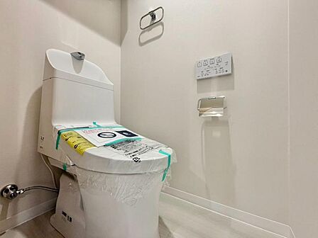 広々としたトイレ空間で、圧迫感を感じることなく快適に使用できます。