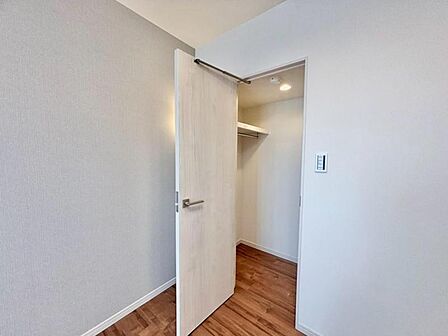 使い勝手の良い収納が豊富で、物が多くてもスッキリ片付けられます。