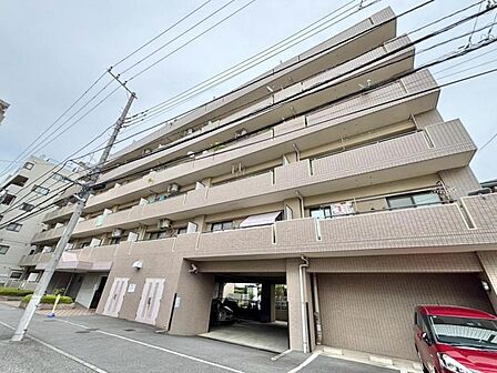 陽射しとともに、少しずつ装いを変える街の景観から、星空が地上に映りこむかのような夜景のきらめきまで、この街ならではの美しい風景とここから紡がれる物語。