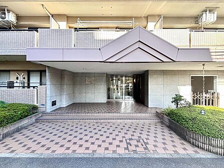 外と内をつなぐエントランスは、まさに顔となる場所。シンプルながらも格調高い雰囲気を漂わせて上質な空間を作り出します。満ち足りたプライベートシーンへと誘う気品がありますね。