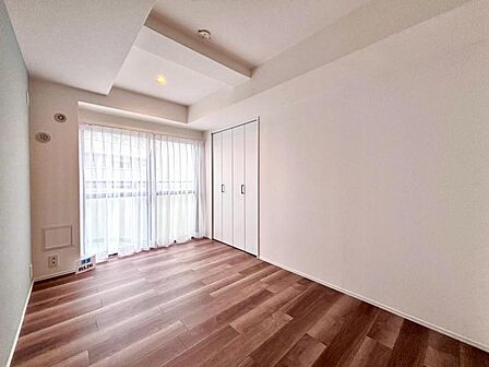 一日の疲れをいやしてくれる主寝室。時を忘れて過ごす場所として過ごせるお部屋です。窓からたっぷりと陽光が注がれる明るい空間は家族の成長に対応できる永住仕様の間取り。