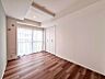 寝室：一日の疲れをいやしてくれる主寝室。時を忘れて過ごす場所として過ごせるお部屋です。窓からたっぷりと陽光が注がれる明るい空間は家族の成長に対応できる永住仕様の間取り。