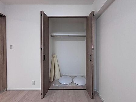 クローゼットは棚やハンガーパイプが付いた使いやすい設計。収納BOXなどもスッキリ収納できます。普段使わない季節用品やトランクなど、大きなものもラクラク収納できます。