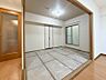 和室：過ぎ行く時間をゆったりと感じることができる落ち着いたお部屋。リビングで楽しく過ごした後はプライベートな時間を満喫できます。静かな環境でリラックスタイムをスタートさせてください。