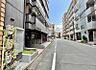 外観：前面道路にゆとりがあることで、建物まわりに開放的な雰囲気があります。