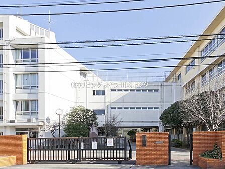 川崎市立向丘中学校 810m