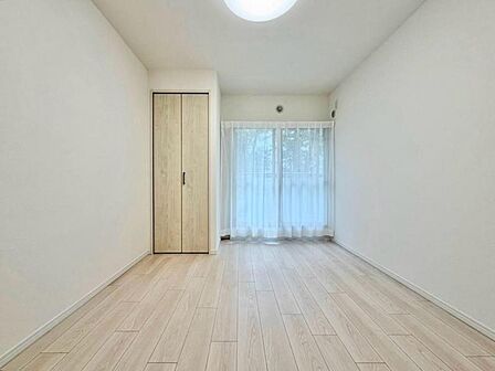 一日の疲れをいやしてくれる主寝室。時を忘れて過ごす場所として過ごせるお部屋です。窓からたっぷりと陽光が注がれる明るい空間は家族の成長に対応できる永住仕様の間取り。