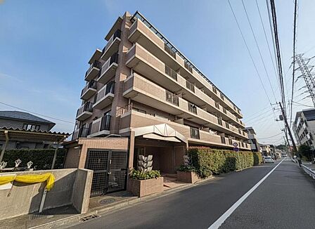 落ち着いた色合いで、周囲の街並みに馴染む外観です。