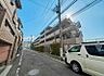外観：それぞれ独特の顔を持つあなただけのお住まい。各棟によって暖かい日差しの入り方・見え方も違うお住まい。実際の日当たりや現地の雰囲気もご確認くださいませ。