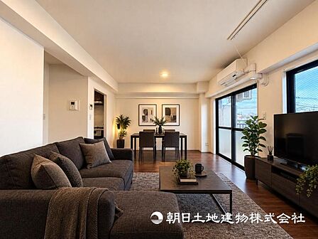 【リビング】ダイニングテーブルやソファーの家具も配置できます。ゆったりとした広さの空間です※家具等はイメージです