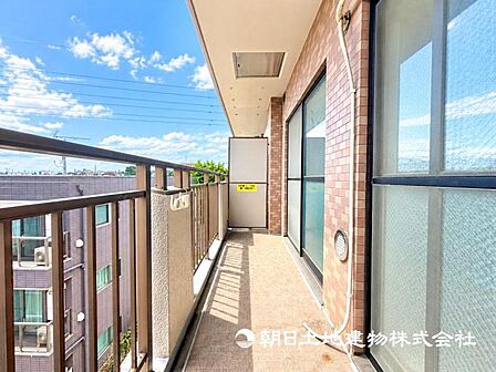 【バルコニー】思わず大きく深呼吸したくなるバルコニー！空が青く、近く、広く感じる事が出来ます