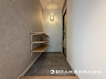 【玄関】明るく広い玄関には収納力に優れたシューズボックス。 靴をスッキリと整頓することができます