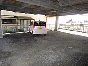 屋根下駐車場で車に優しいですね。