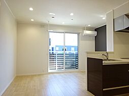 シャン・カマラードF棟 106 1階ワンルームのリビング/ダイニング