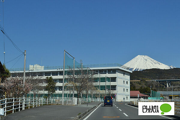 画像16:中学校「富士市立須津中学校まで1713m」