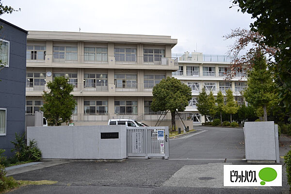 画像24:小学校「富士市立丘小学校まで487m」