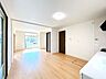 玄関：【リフォーム済/リビング】キッチン交換、フローリング張替、クロス張替、照明交換いたしました。窓が3面あり日当たりも良好です。