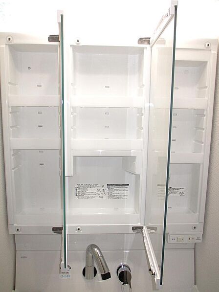 ●3面鏡収納付シャンプードレッサー交換済み