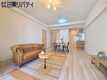 ゆったりとくつろげる、明るく開放的なリビング空間です。