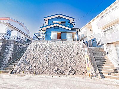 外観：青空を背景にスタイリッシュな外観が住まう人に誇りを与えます。駅周辺施設も利用でき快適生活が送れます！四季を通じて自然と触れ合えるスポットが周辺には沢山あり、お散歩やジョギング週末の遊びにおすすめです。
