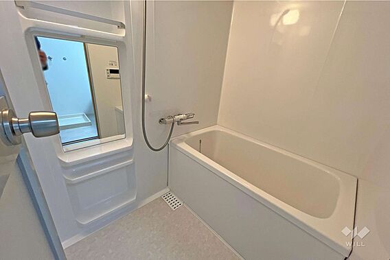 浴室は鏡が付い...