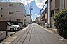 外観：物件の南側前面道路（西側から）［2025年7月22日撮影］