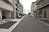 外観：物件の南側前面道路（西側から）［2025年5月21日撮影］