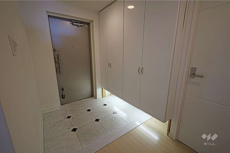 玄関大容量のシューズボックスがあり、すっきりとした玄関になっています。また、廊下との段差が小さく、移動がしやすいのが特徴です!