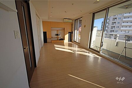LDK18.5帖角部屋につき2面採光です。日当たり通風良好!横長の広々としたリビングで家具配置もしやすいです。