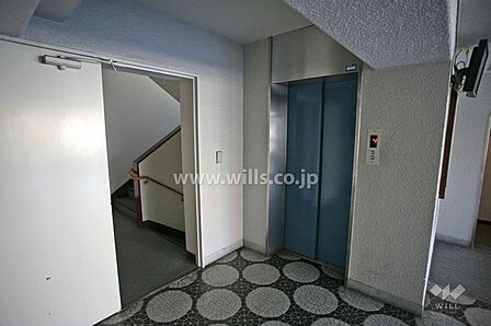 エレベーター各階に停止します。