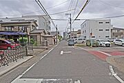 物件の西側前面道路（南側から）［2026年5月10日撮影］