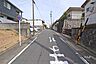 外観：物件の南側前面道路（西側から）［2026年4月27日撮影］