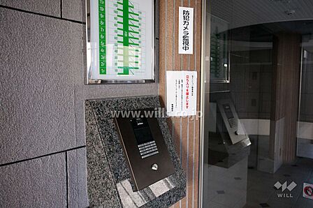 エントランスはオートロック付きです。