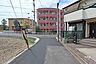 外観：物件の北東側前面道路（南東側から）［2026年8月5日撮影］