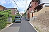 外観：物件の北東側前面道路（北西側から）［2026年8月5日撮影］