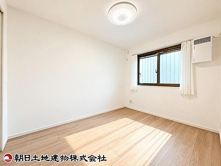 お子様が成長してもずっと使える、シンプルで飽きのこないデザインのお部屋です。