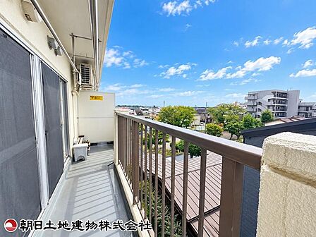 日当たり良好な南向きバルコニー。心地よい陽射しと開放感を存分に楽しめます。