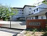 周辺：高杉中学校■校名にちなんで5本の大ヒマラヤ杉が中庭 に植えられています。学校生活に潤いを与え てくれています。 780m