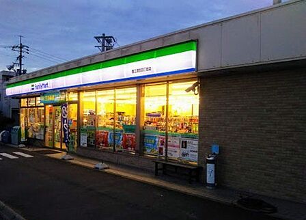 ファミリーマート蟹江源氏四丁目店■「あなたとコンビに」ファミリーマート。24時間営業のコンビニは生活環境に欠かせません♪Tカードなどがご利用いただけます! 820m