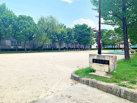 宝神北公園■緑いっぱいの自然に囲まれた公園です。お父さんの休日には運動用具をもってキャッチボールしたり、サッカーしたりと幅広い遊びを可能にしてくれます。 600m