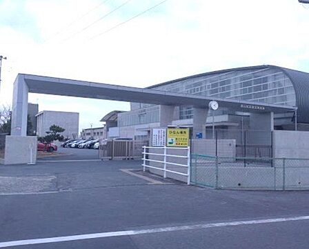 蟹江中学校■修学旅行や野外学習など様々な行事を行っており、職場体験学習など、学活や総合の時間を使って「働くこと」についてより深く学習していく機会を設けています。 1060m