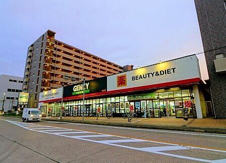 ゲンキー富船店■2000種類以上の低価格で高品質なプライベートブランド商品があります。医薬品の他に、化粧品や日用雑貨などの取り扱いも♪ 830m