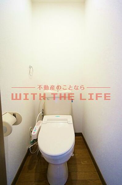 画像24:落ち着いた色調のトイレです