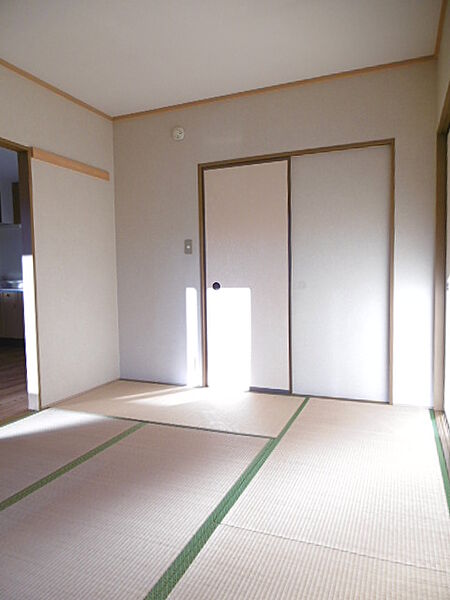 画像15:畳の上でゆっくりとくつろげる和室です